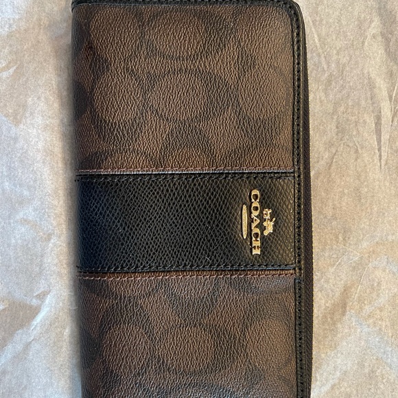 SOLD NOT AVAILABLE New Coach zip wallet. Authentic - Picture 2 of 5